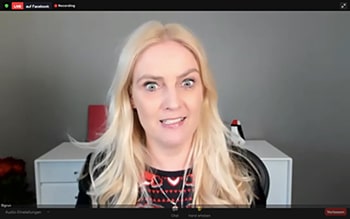 Screenshot einer blonde Frau mit einem starken Ausdruck im Gesicht.