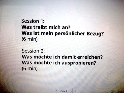 Auf diesem Bild sieht man die 4 Fragen, die ich die Teammitglieder habe beantworten lassen: Was treibt mich an? Was ist mein persönlicher Bezug? Was öchte ich damit erreichen? Was möchte ich ausprobieren?