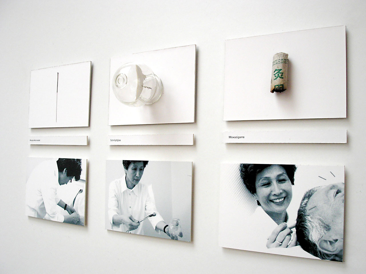 Begleitpräsentation zum Erklärfilm „Praxis Wang“. Instrumente der Akupuntur: (von links) Akupunkturnadel, Schröpfglas und Moxazigarre.