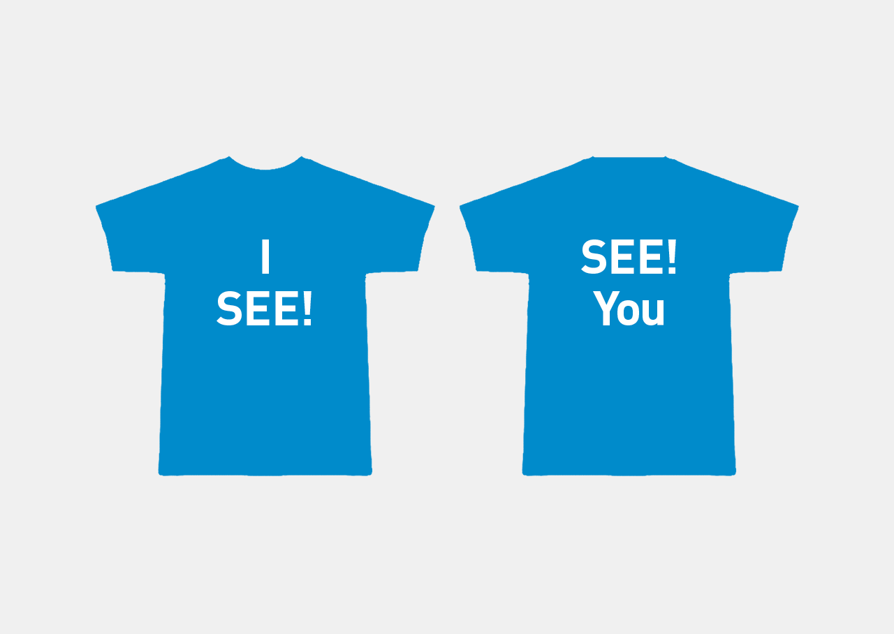 Merchandising-Artikel mit Marke und Wortspiel. T-shirt vorne: „I see“ = ich sehe, ich verstehe. T-shirt hinten: „See you“ = Wir sehen uns! Auf Wiedersehen!