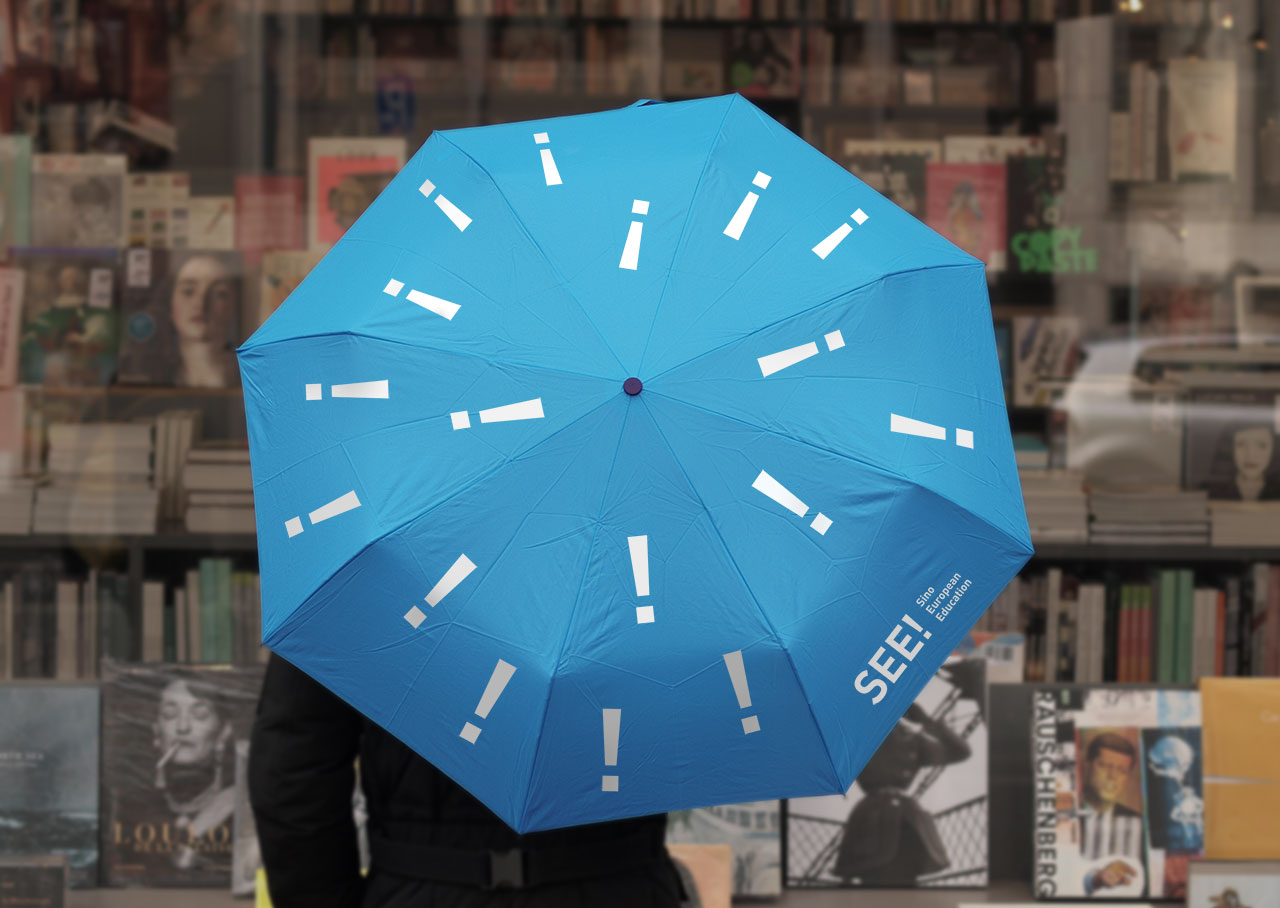 Merchandising-Artikel Regenschirm blau mit Logo und Ausrufezeichenbedruckung