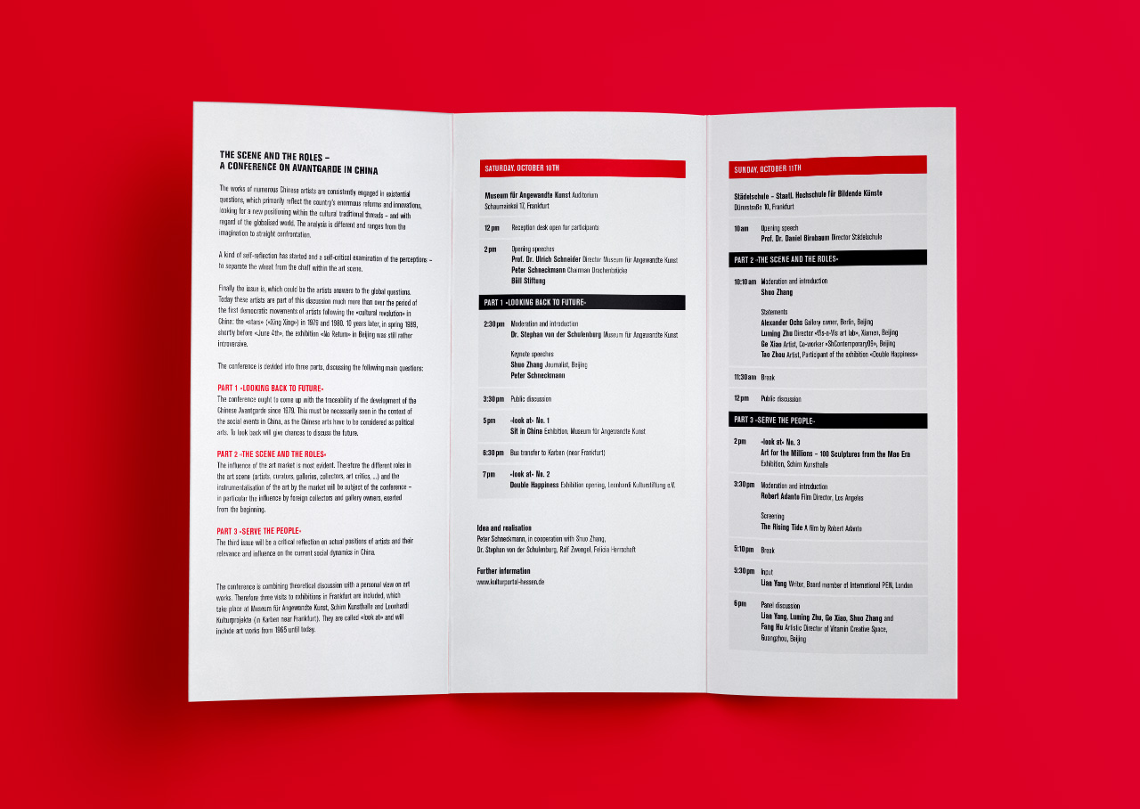 Aufgeschlagenes Programmfaltblatt für „The Scene And The Roles“, die Konferenz zur Chinas Avantgarde.