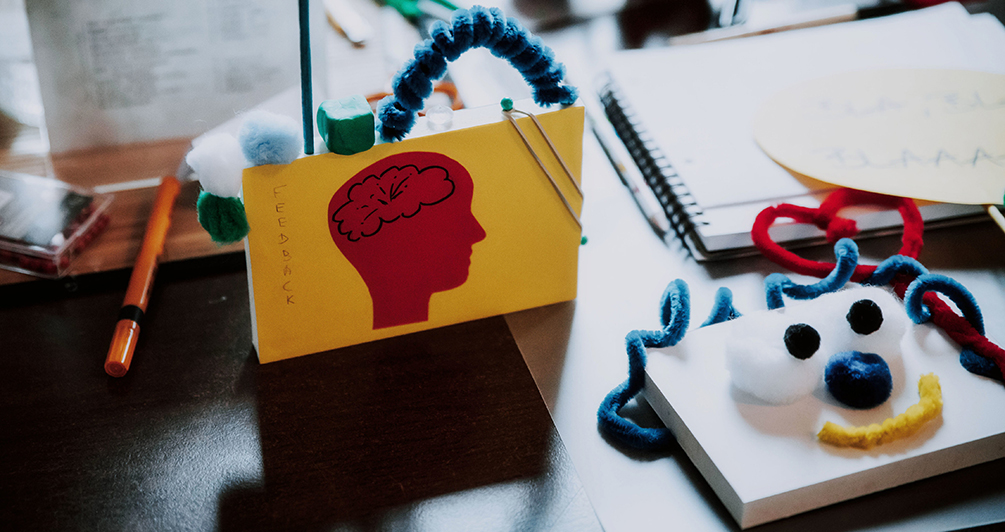 Verschiedene Thinking-with-Hands-Modelle aus einem Workshop liegen wohl platziert auf der Arbeitsfläche.