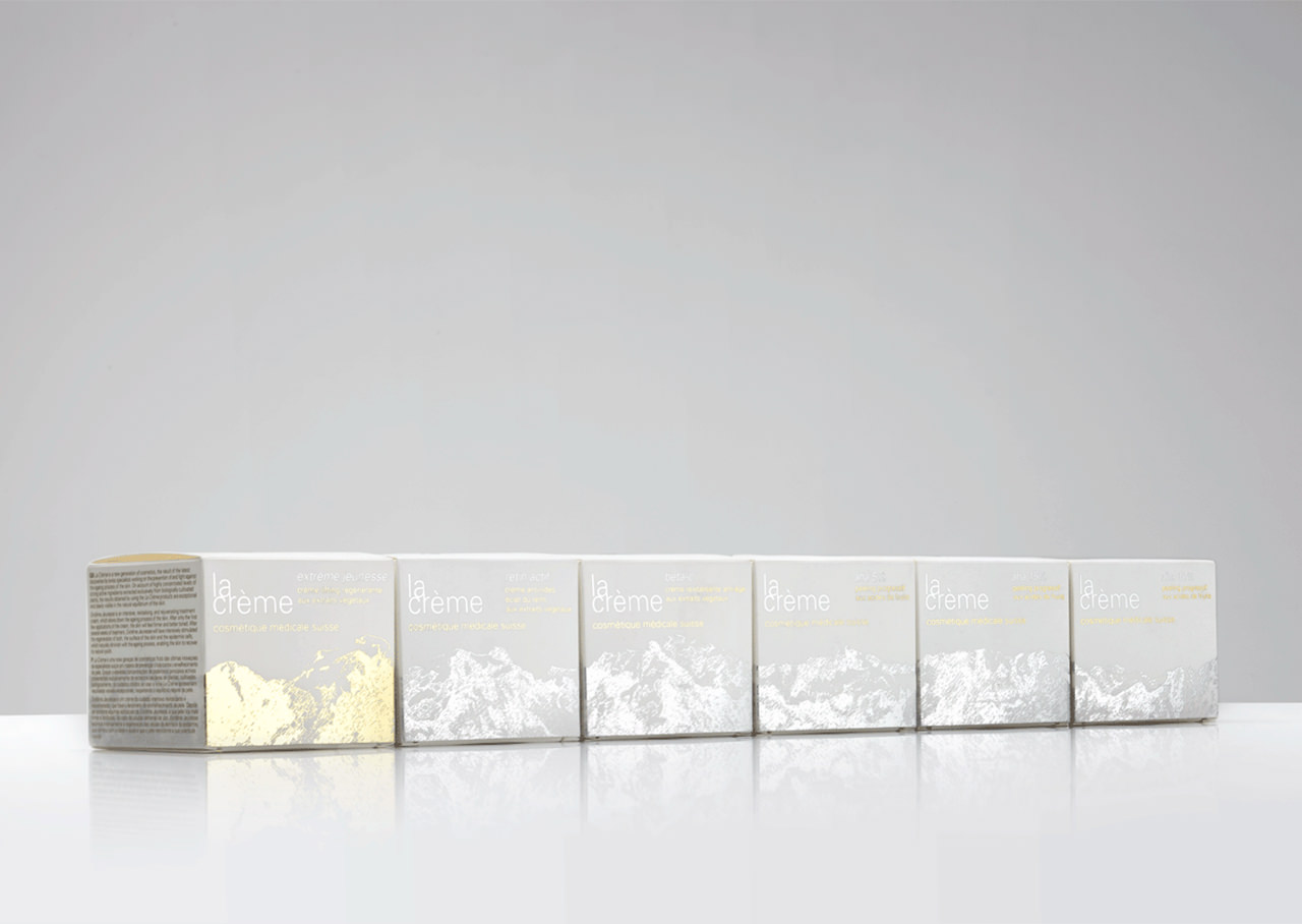Verpackungslinie mit Alpenpanorama für La Crème Cosmétique Médicale Suisse