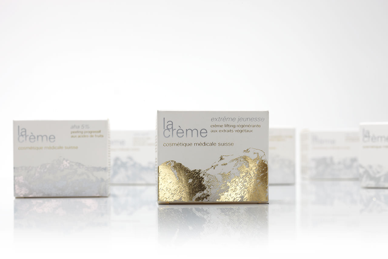 Verpackungslinie mit Alpenpanorama für La Crème Cosmétique Médicale Suisse