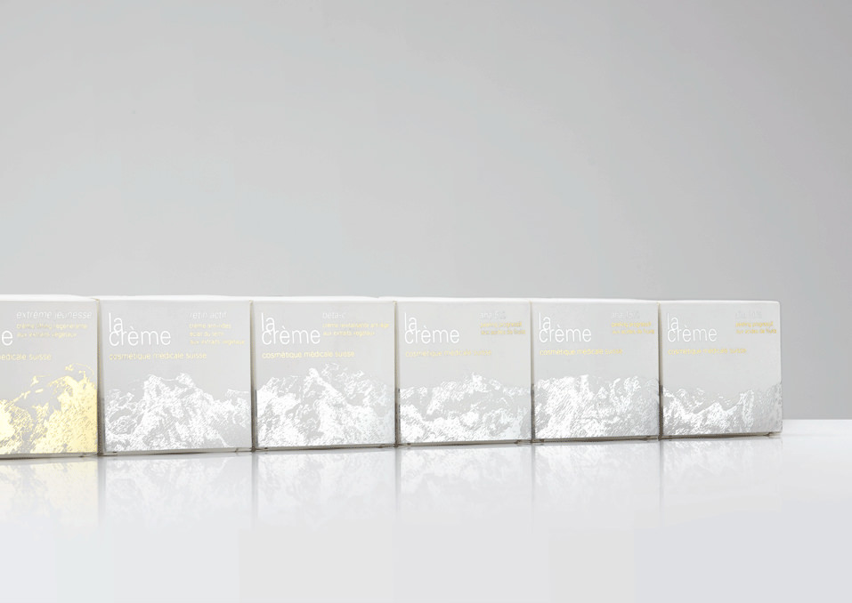 Verpackungslinie mit Alpenpanorama für La Crème Cosmétique Médicale Suisse