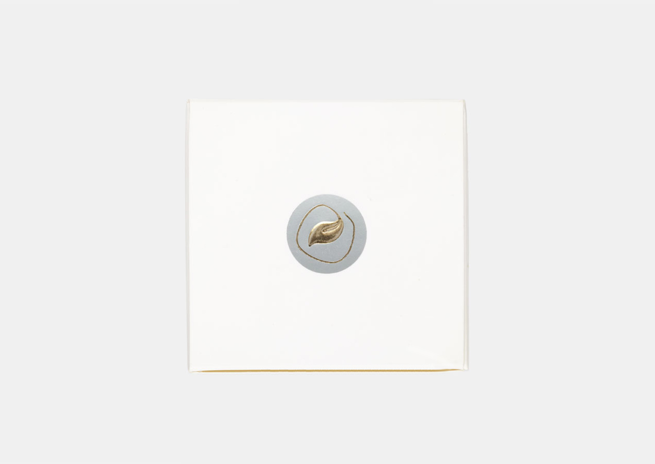 Das Logo in Form eines Blattes kennzeichnet die rein pflanzlichen Inhaltstoffe der medizinischen Creme.