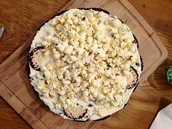 Aufsicht eines runden Kuchen aus Schokoküssen und mit Popkorn oben drauf.